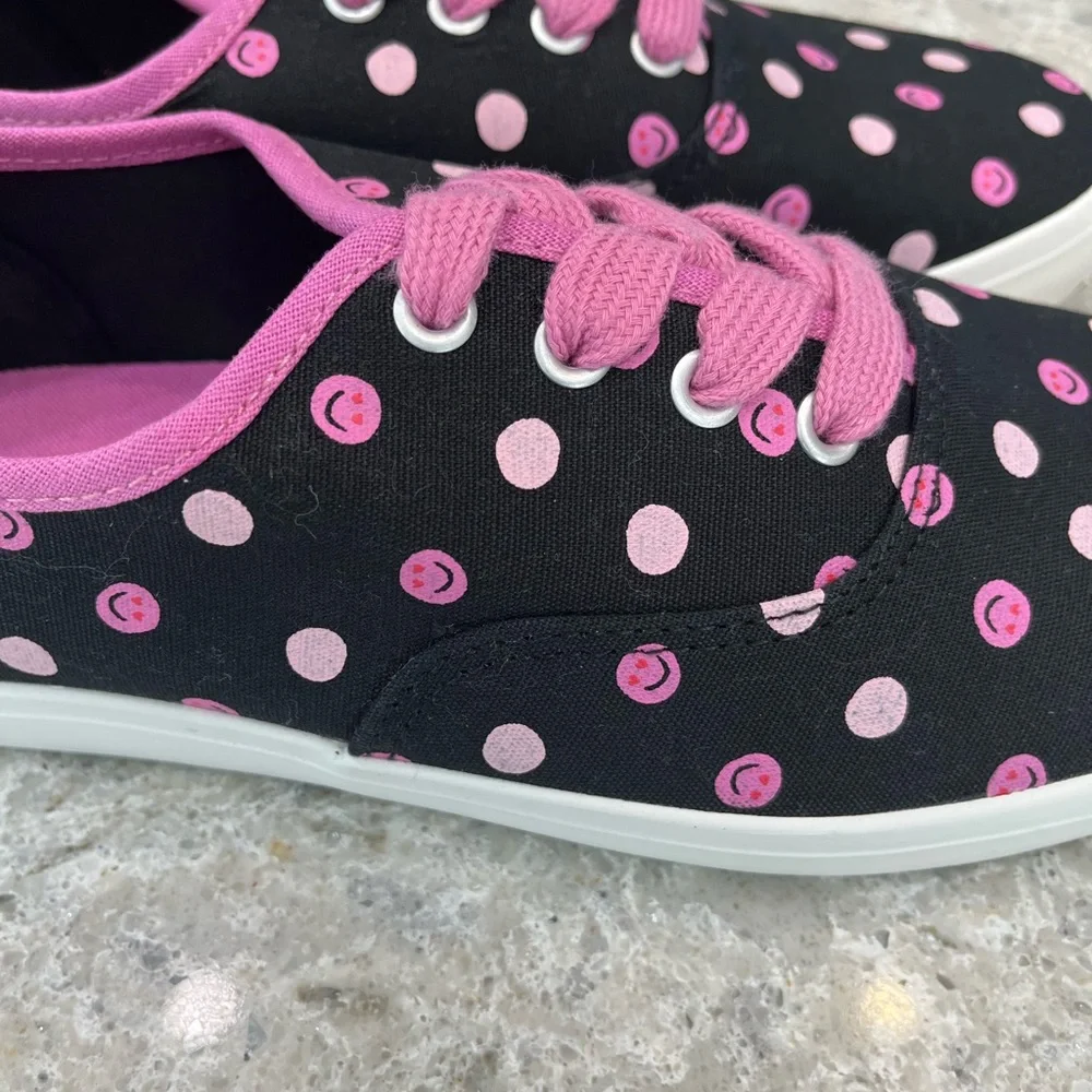 NWT Old Navy Black Canvas Sneakers  Light & Bright Pink Polka Dots Size 5Y - Picture 2 of 5